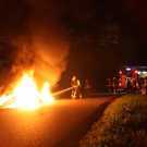 Einsatzdoku.at: Brennender Pkw rollt in Wald Hartberg