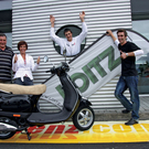 .com–Gewinner freuen sich über Vespa