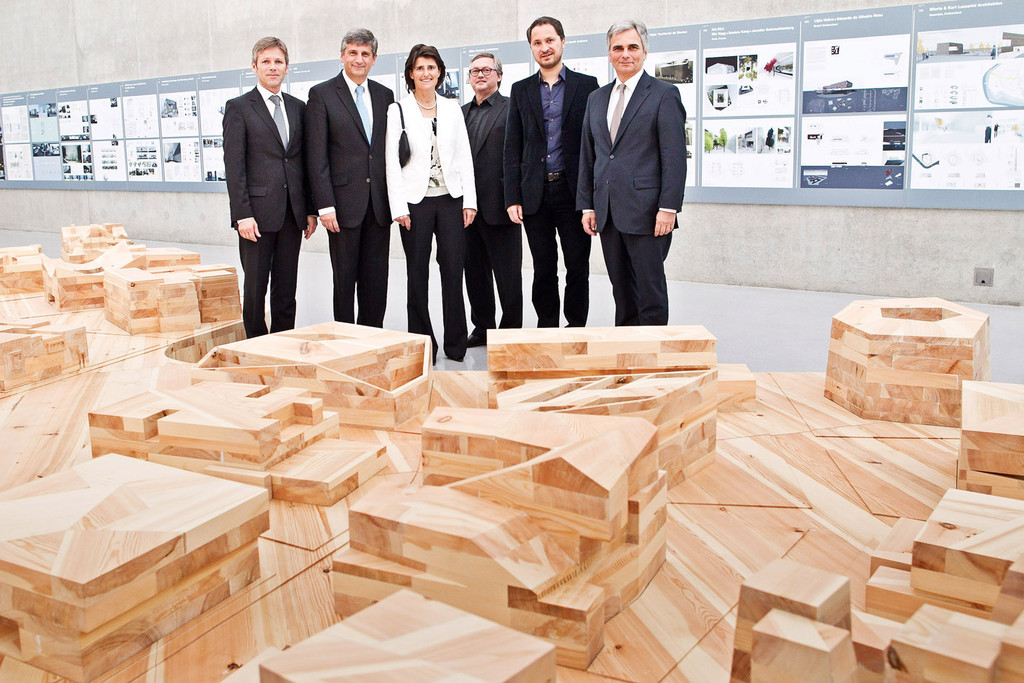 201110720_MIK_R117_K_jpg-1311157554