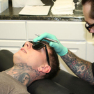 Matthew hat sich eine Brille ins Gesicht tätowieren lassen!