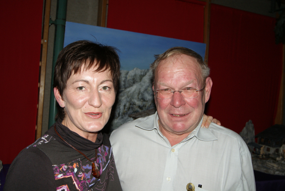 Sch__lerin Erna mit Krippenbaumeister Karl.JPG