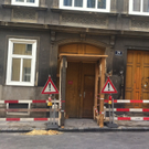 Leserreporter: Dachsims bröckelt von Fassade in der Arnsteingasse 29