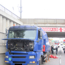 Einsatzdoku.at: Lkw kollidiert mit Brücke in Wiener Neustadt