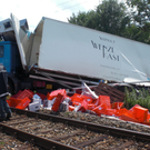 Triebwagen schoss LKW auf Bahnübergang ab 28. Juli 2011