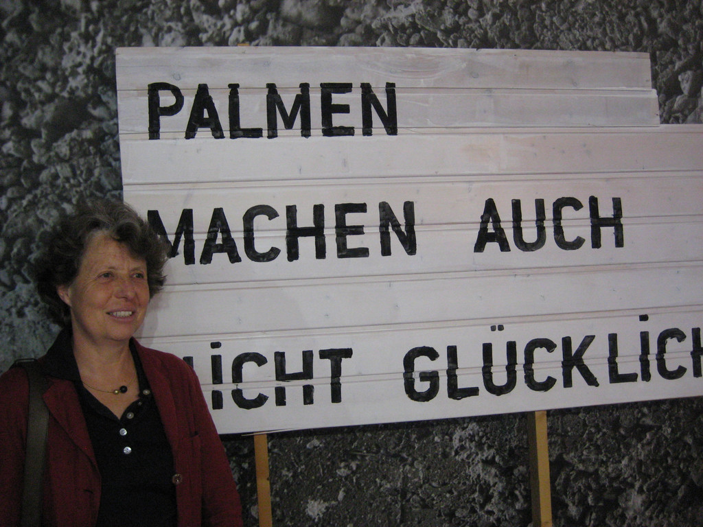IMG_4582 Barbara Hagen neben Arbeit von Christine Lederer_JPG-1312281364