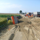 NÖ/ Bez. Baden: Umgestürzte Straßenwalze auf der Baustelle L151 zw. Leobersdorf und Matzendorf