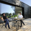 Schwebendes Haus am Riedrand