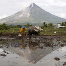Vulkan Mayon stößt erneut Asche aus