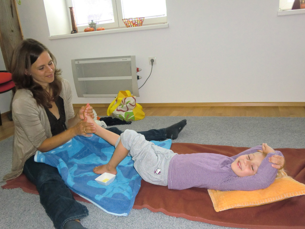 Kindermassage Simone und marie _2_.JPG