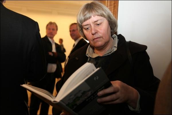 Feli Heinzle ist schon am schmökern