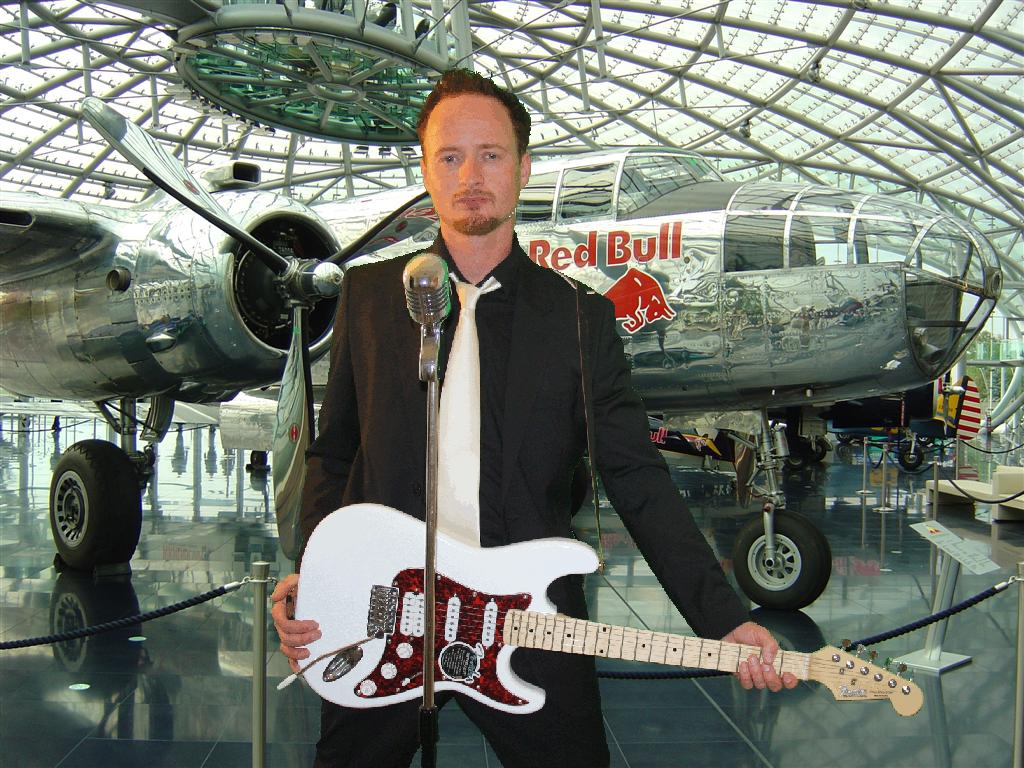 hangar mit strat.jpg