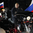Putin kurvt auf röhrendem Motorrad zu Biker-Treffen