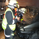 Freiwillige Feuerwehr löscht Fahrzeugbrand in Höchst