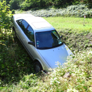 Handbremse vergessen: Auto in Graben versengt
