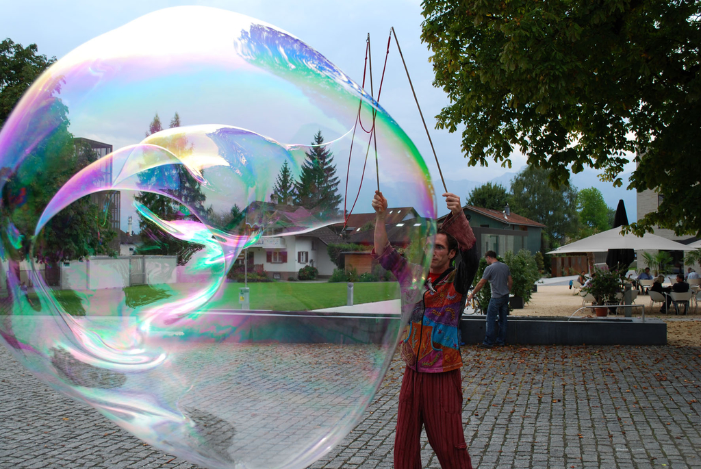 riesige Seifenblase am Marktplatz Rankweil.JPG