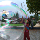 riesige Seifenblase am Marktplatz Rankweil.JPG