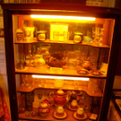 Vitrine Glas und Porzellan.JPG