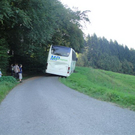 Bus stürzt beinahe um: Bilder der Bergung