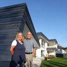 Grauer Schiefer, weißes Haus