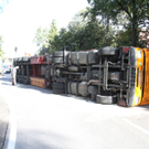 Sattelschlepper bei Kreisverkehr nahe Güterbahnhof Wolfurt umgestürzt