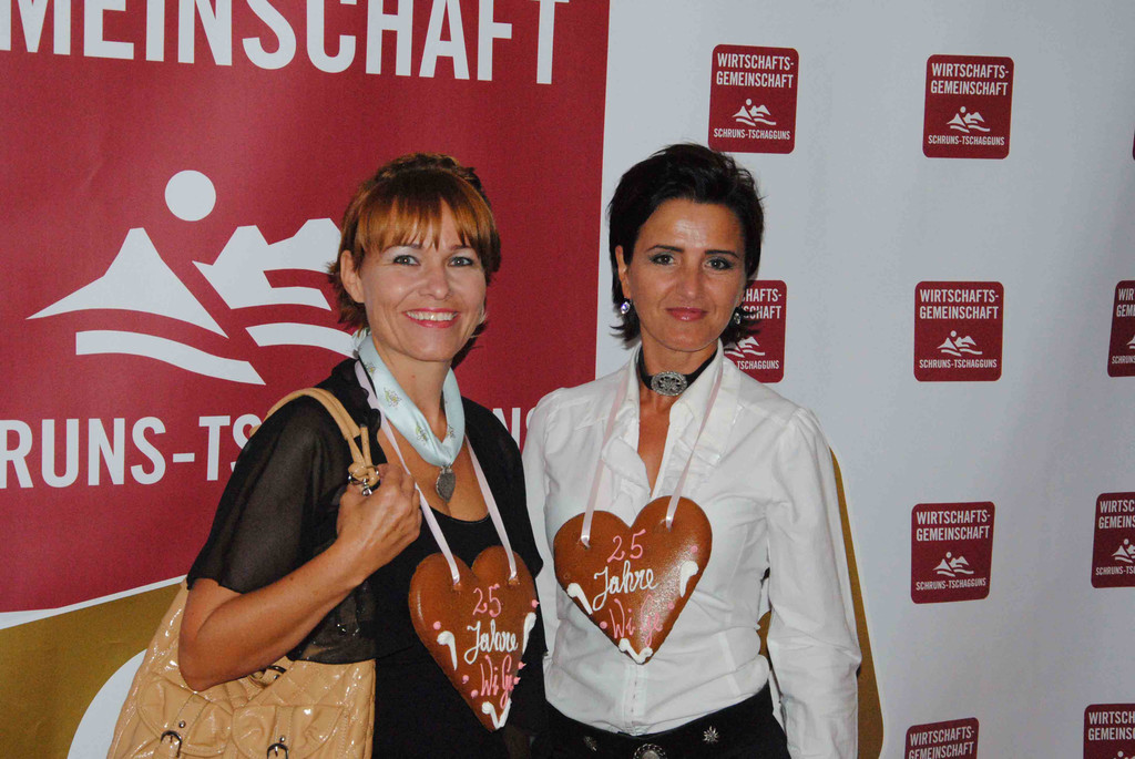 Andrea S__ly u Isolde Dietrich_jpg-1318402917