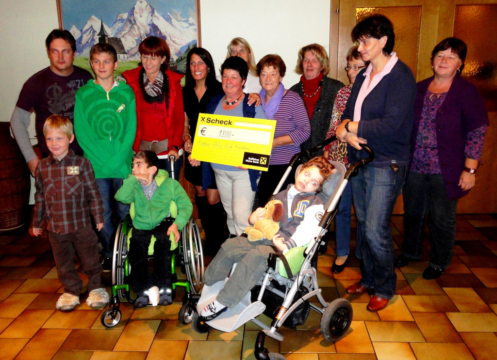 Scheck__bergabe Stunde des Herzens 14_10_2011  _1__JPG-1318794309