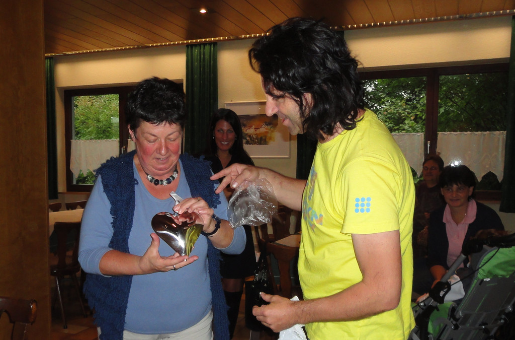 Scheck__bergabe Stunde des Herzens 14_10_2011  _6__JPG-1318794397