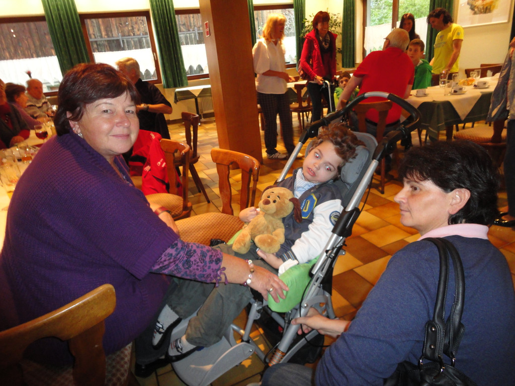 Scheck__bergabe Stunde des Herzens 14_10_2011  _8__JPG-1318794461