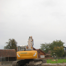 Die K__he in der angrenzenden Wiese lassen sich vom Bagger nicht st__ren.jpg