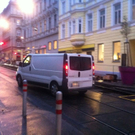 Kleinbus am Gleiskörper