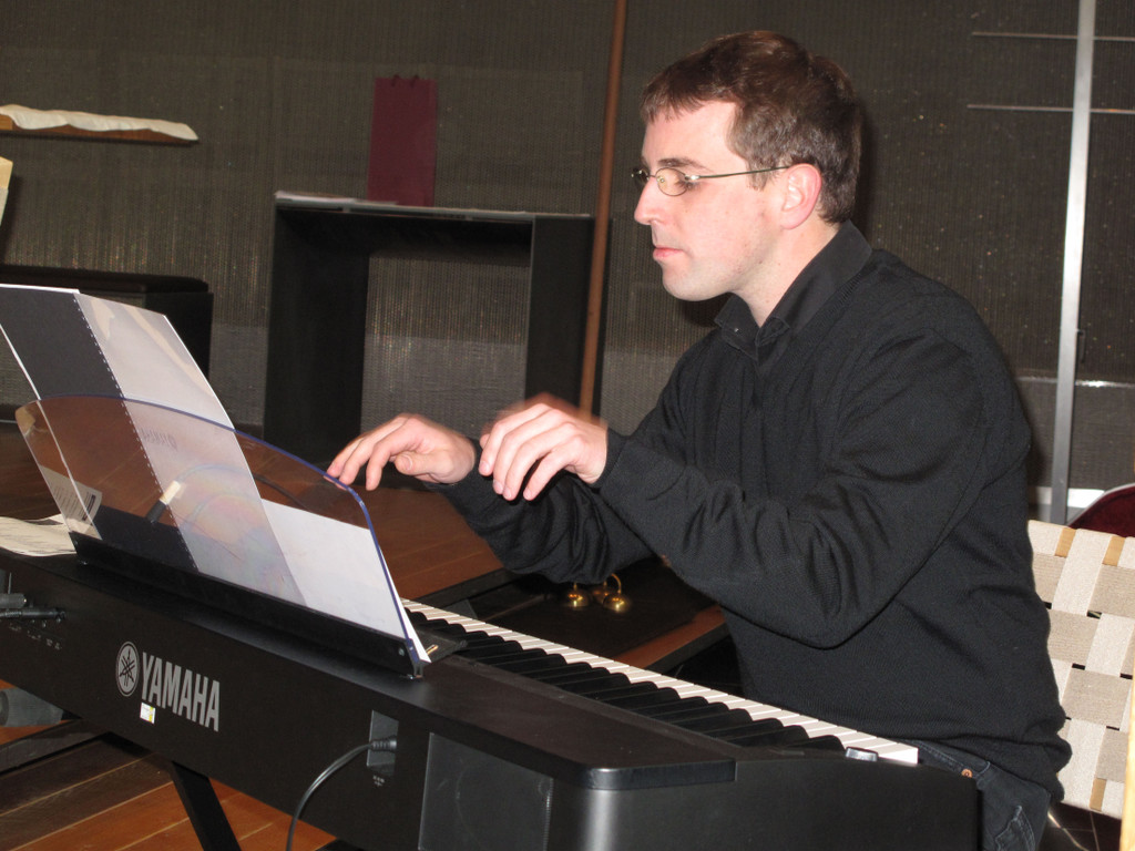 Domorganist J_ H__mmerle auch am E-Piano virtuos.JPG