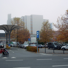 Fehlende Bank vor Krankenhaus