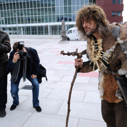 Der Neandertaler unterschreibt das Volksbegehren