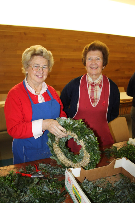 Pfarre Adventkranzbinden 2011 _7__jpg-1321193358