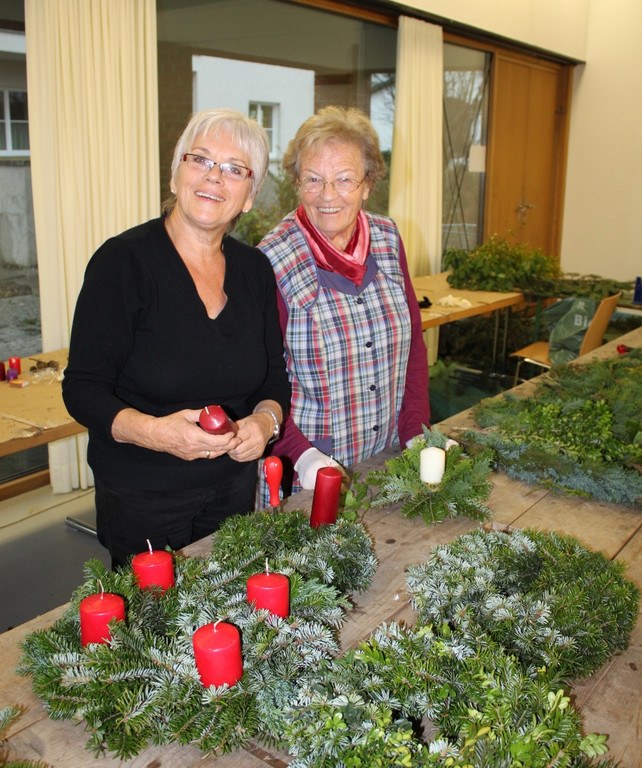 Pfarre Adventkranzbinden 2011 _8__jpg-1321193364