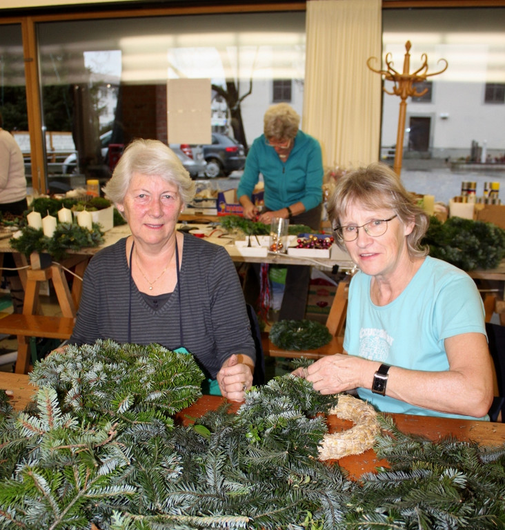 Pfarre Adventkranzbinden 2011 _9__jpg-1321193369