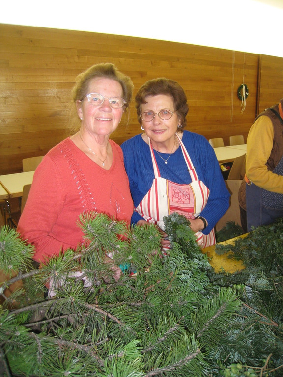 Pfarre Adventkranzbinden 2011 _17__jpg-1321193417