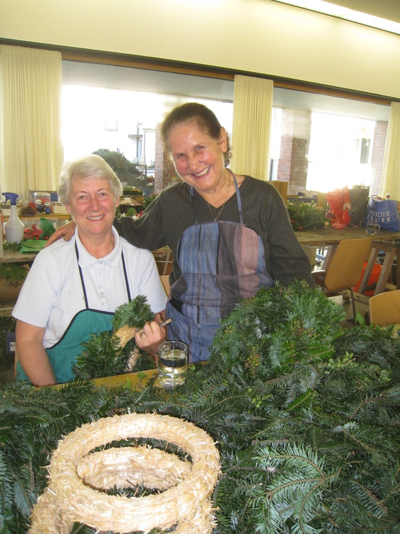 Pfarre Adventkranzbinden 2011 _21__jpg-1321193438
