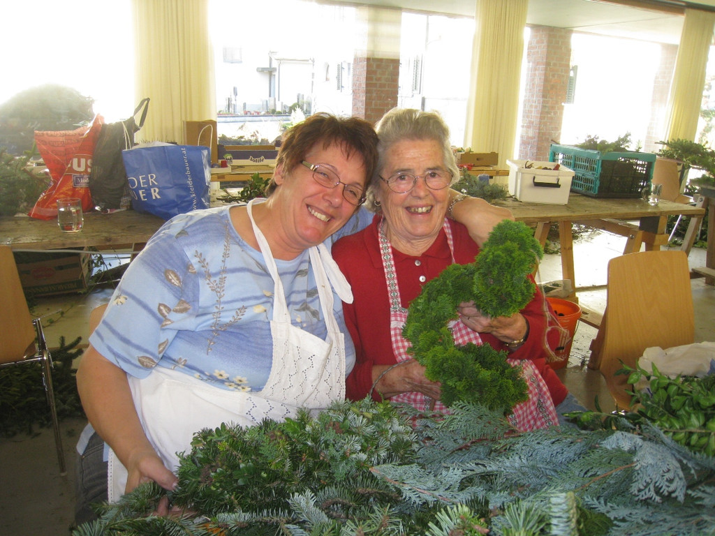Pfarre Adventkranzbinden 2011 _22__jpg-1321193443