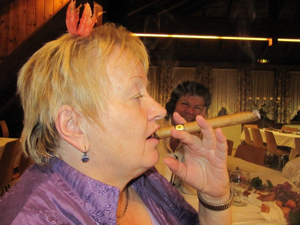 Sieglinde mit Herbstlaub _ Zigarre_JPG-1321207357