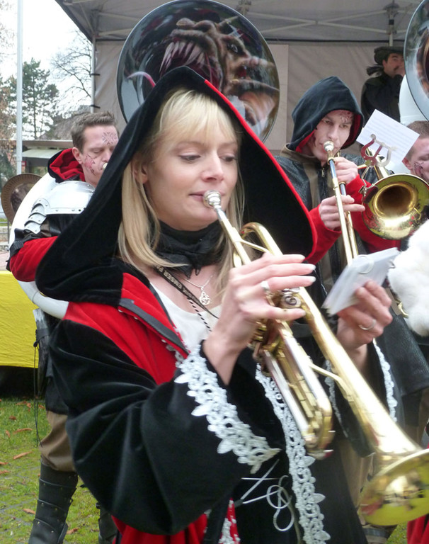 Embs2aPalasttaetscherin_jpg-1321226275