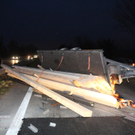 A14: Holzladung nach Unfall auf Fahrbahn verstreut