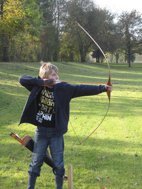 Aus 30 Meter Entfernung visiert Andi das Ziel an.jpg