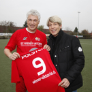 Promis am Fußballplatz für den Wiener Sozialmarkt
