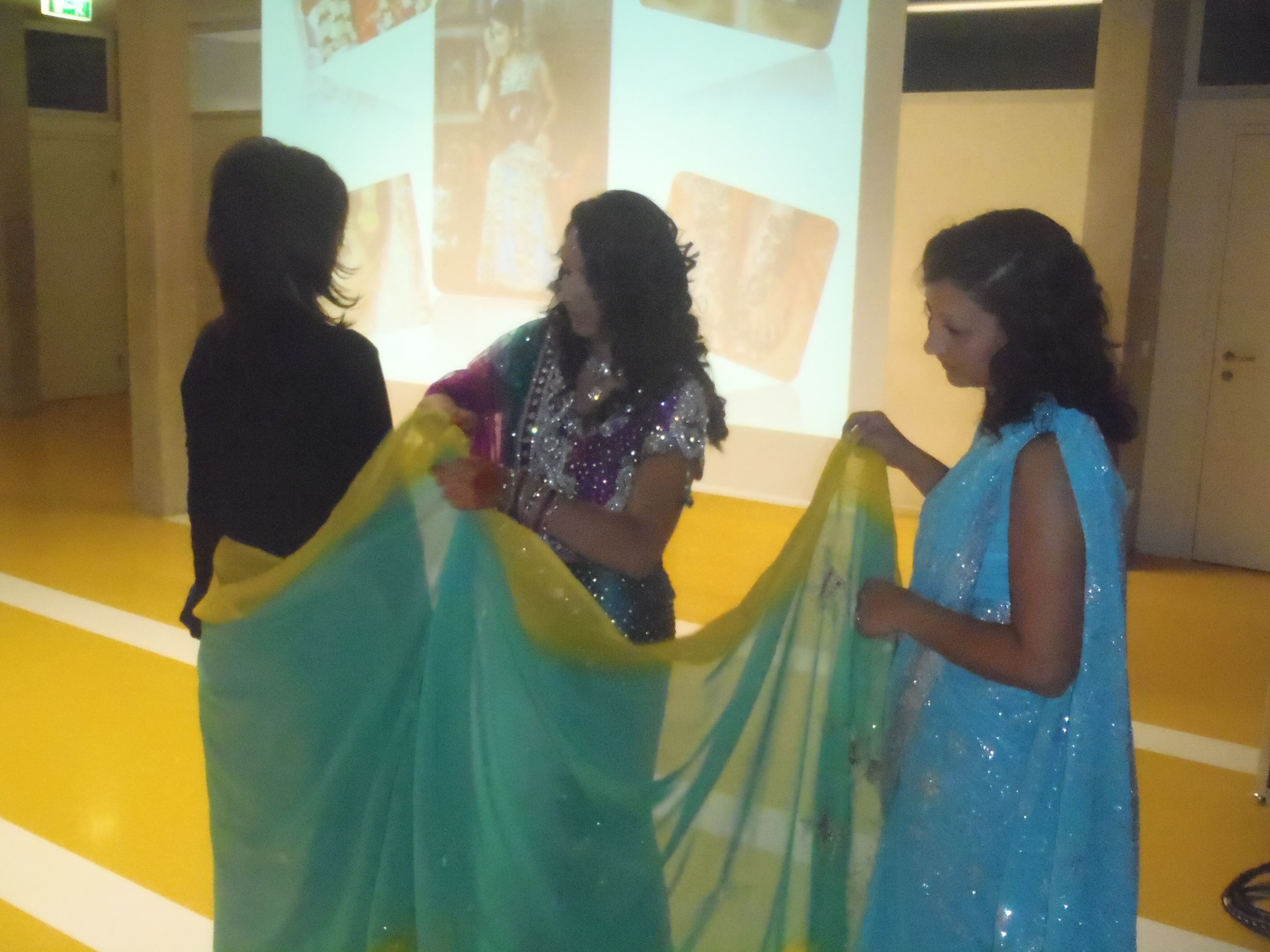 Marina_beim_Sariwickeln_JPG-1321875610