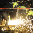 Castor-Transport: Polizisten versuchen die Atomkraftgegner vom Gleis zu trennen.