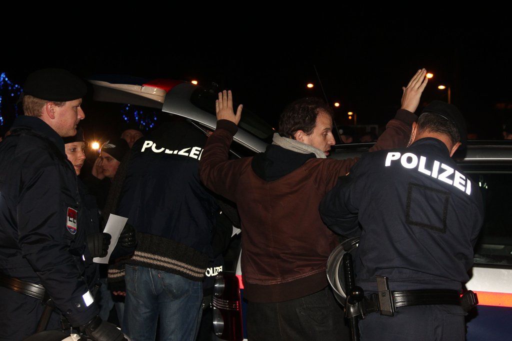HooliogansStGermain01121102.jpg