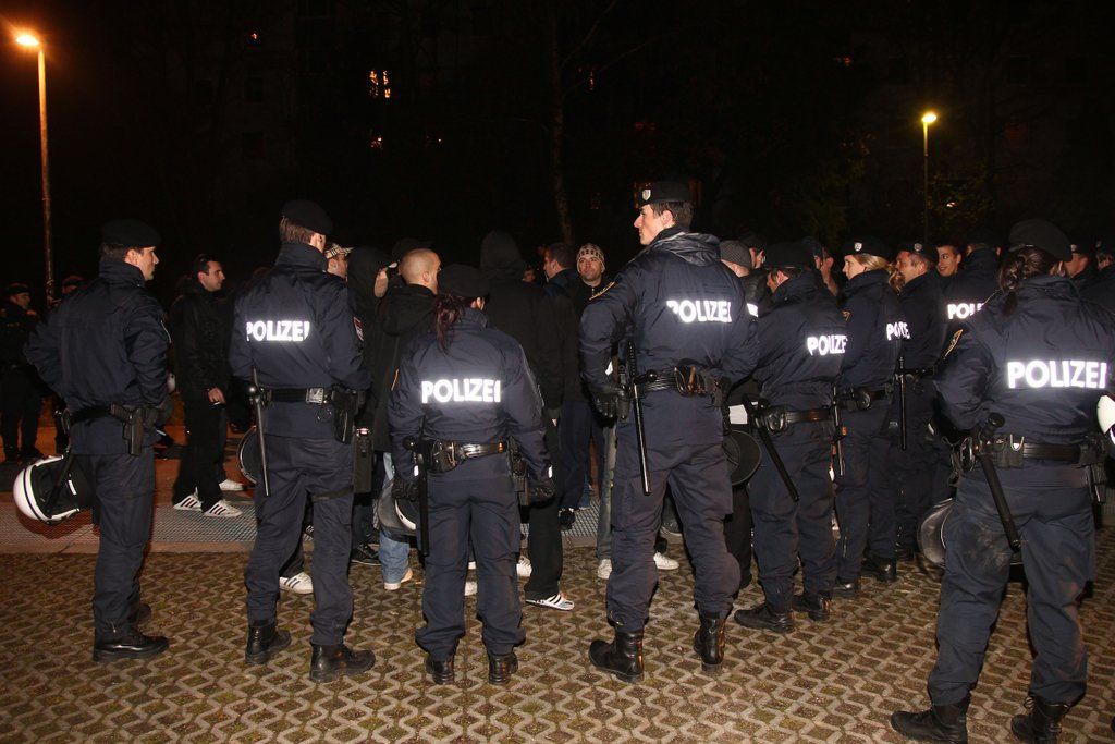 HooliogansStGermain01121104.jpg
