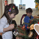 Christbaumschmücken im Kinderhaus
