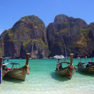 Thailand: Unter Kokospalmen auf die sanfte See hinaus blicken – der Traum jedes Sonnenanbeters. Obwohl November bis Februar als 